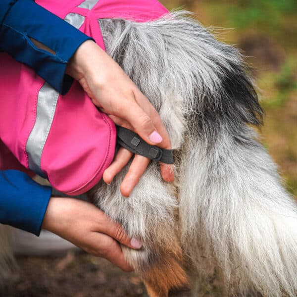 Pompan vuorittomassa kuoritakissa KuoriPompassa on irrotettavat jalkalenkit.